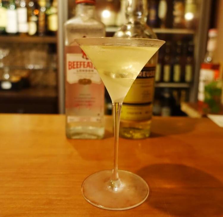 「アラスカ」はジンベースのシンプルなカクテル。うまいがキツイので要注意