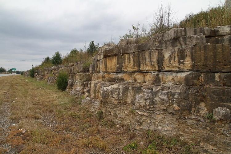 これがバーボンに欠かせないライムウォーターを生み出すライムストーン層