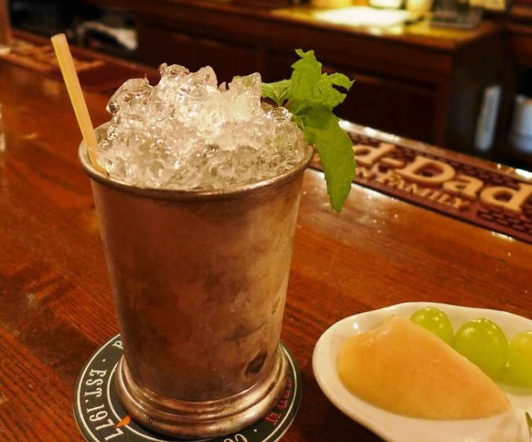 ケンタッキーダービーのオフィシャルカクテル「ミントジュレップ」。ベースはもちろんバーボンウイスキー