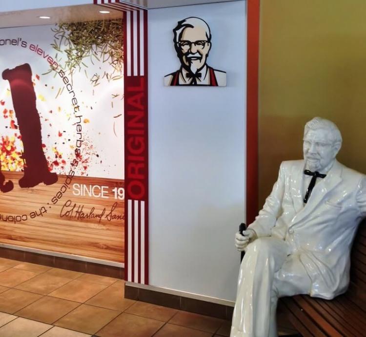 故郷ゆえのくつろぎか。サンダースおじさんは座っていました