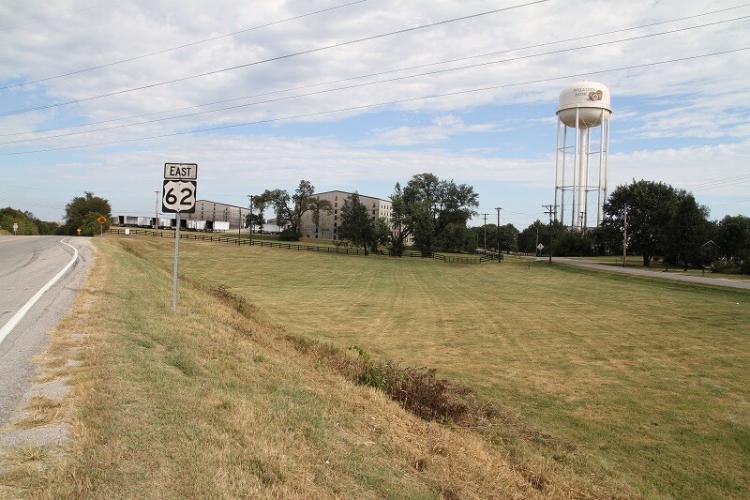 木々の合間に見える大きな建物には樽詰めされたバーボン原酒が眠っている