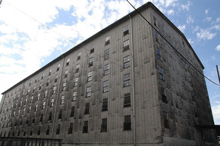 8階建ての体育館のような貯蔵熟成庫。どれだけのバーボン樽が寝ているのか