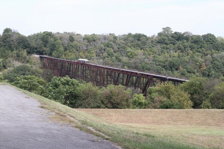 ワイルドターキーの蒸溜所の傍らには大きなバンジージャンプ台があった