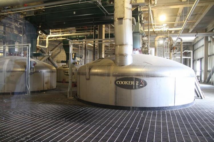 ビール工場でも見かける煮沸釜。原材料の澱粉を糖化する行程