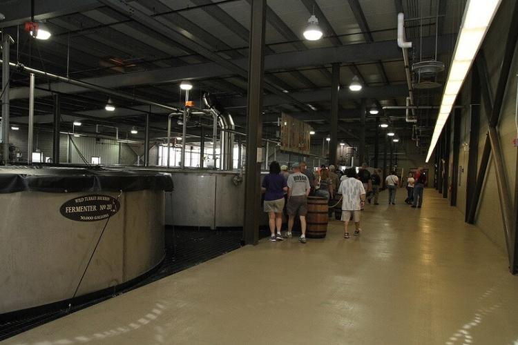 糖化液をタンクに移して発酵工程に進む