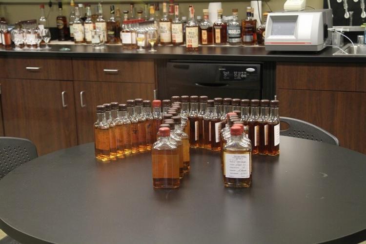 ブレンド室は研究室のような静かな佇まい。つい、知ったボトルを探してしまう