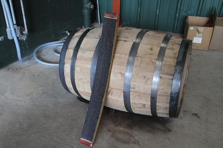 バーボンの甘い香は新樽に由来する。内側を強く焦がして蒸留液を貯蔵する