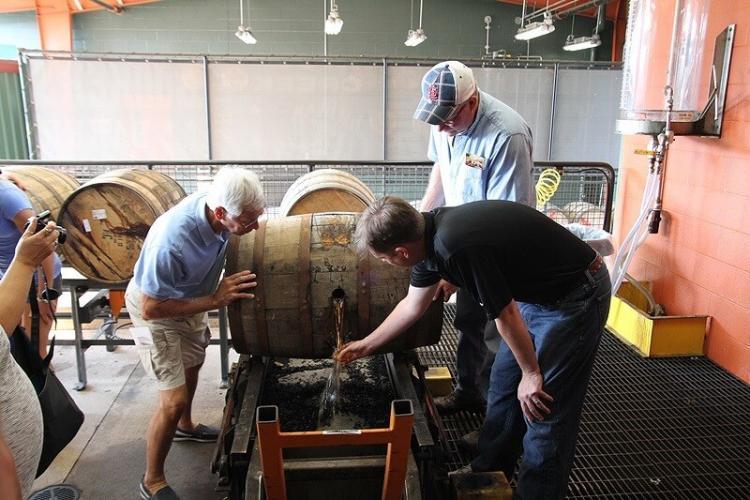 ツアーガイドの指示に従ってゆっくりと樽を転がし、バーボン原酒を汲みだす