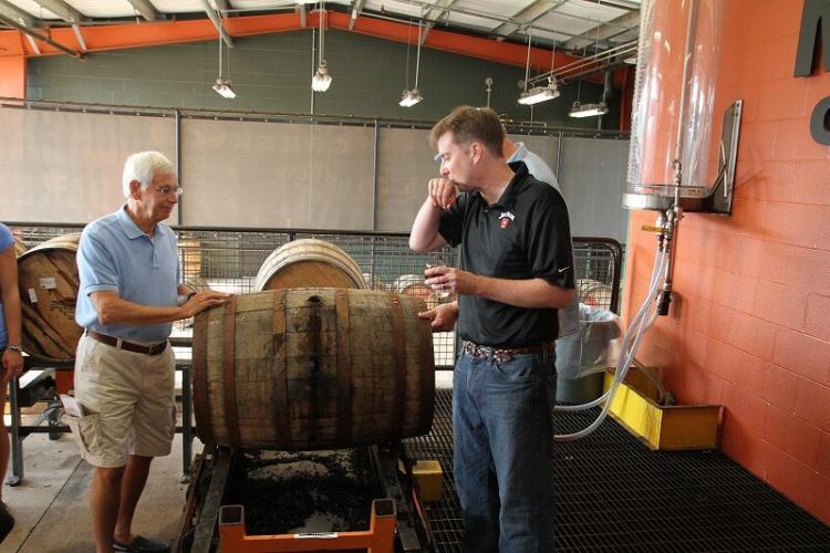 参加者は樽出し原酒のおいしさに大満足