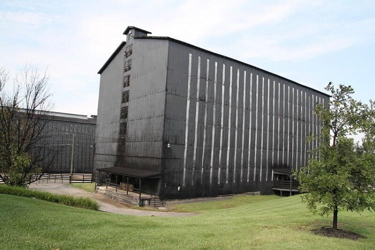 もっとも古いスタイルの原酒貯蔵庫。こうした建物がいくつも並んでいた