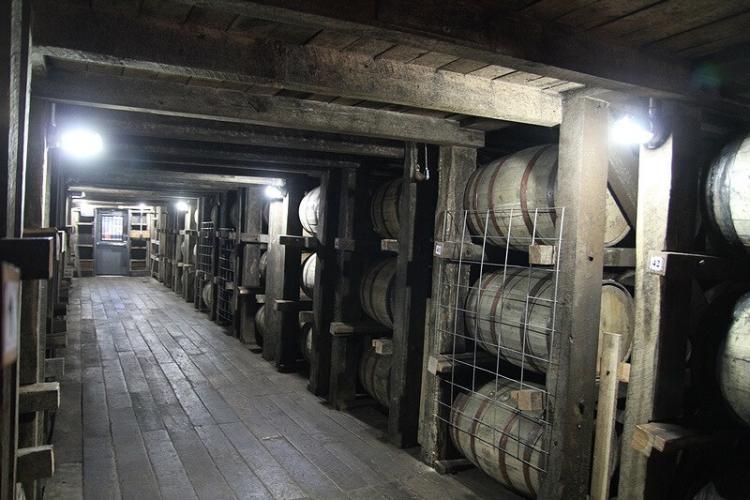 中にはバーボン樽がびっしり。ちなみに空き樽はスコットランドなどに送られウイスキーの熟成に使われる