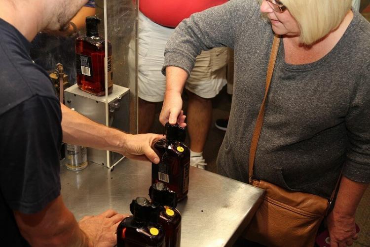 封蝋のTOPに拇印を押す購入者