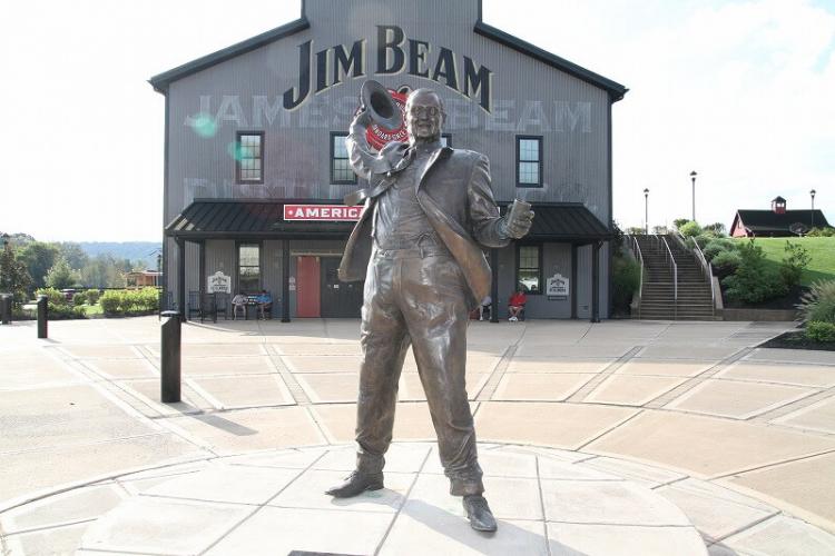 ジム・ビーム氏は禁酒法が終わると120日間で蒸溜所を建設、『ジムビーム』の製造を開始。以来トップを守り続けている