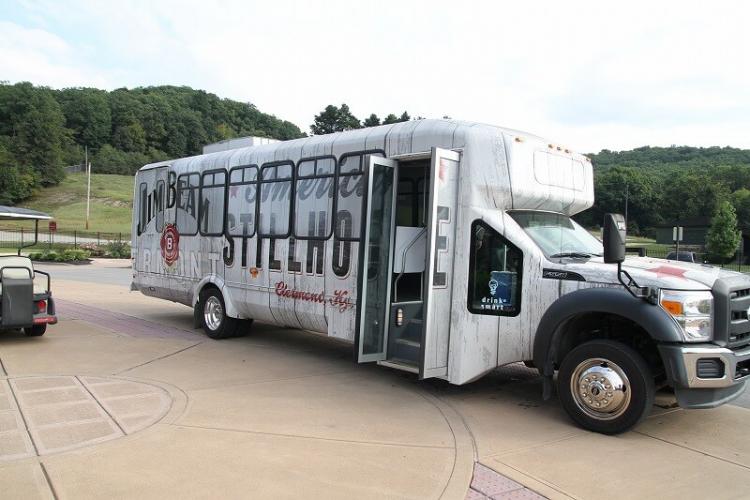 専用の大型バスで見学ツアーに出発