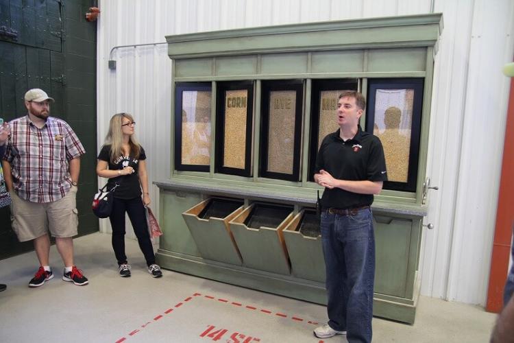 バーボンの原材料を前にガイドが説明を始めた