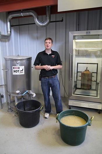 原材料の説明が終るとたらい桶に入った黄色味を帯びた粥状の液体を引っ張り出す。これが酵母を培養した発酵スターター