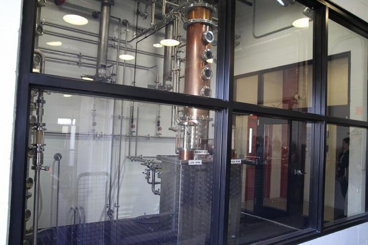 小型のビアスティル（連続式場蒸溜器）