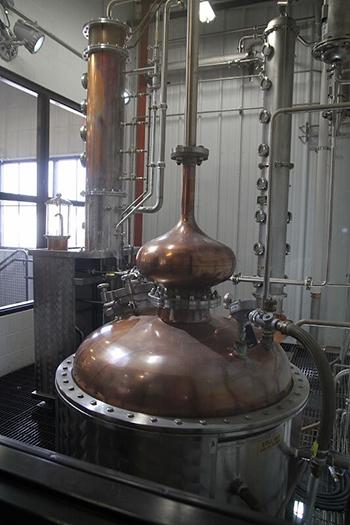 丸みを帯びた瓢箪のような形状のダブラー。ビアスティルで得た蒸留液を精溜する