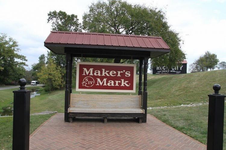 案内もキャップシールと同じシンボルカラーの赤で統一