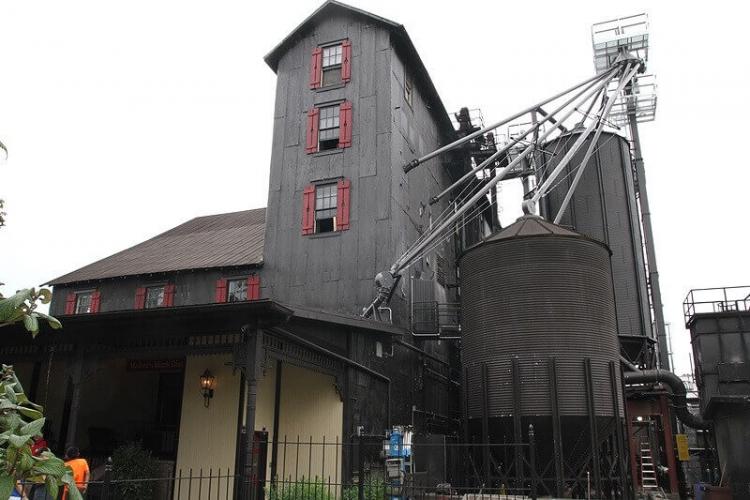 背の高くなったところにビアスティル（連続式蒸溜器）がある