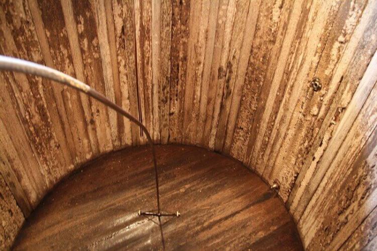 空の発酵槽。ステンレスタンクと異なり木桶にはさまざまな微生物が棲みつき、発酵液は複雑な菌叢となる