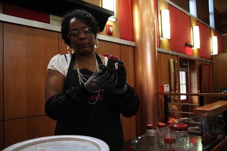 製造工程の最後は『メーカーズマーク』のシンボルの封蝋作業だ