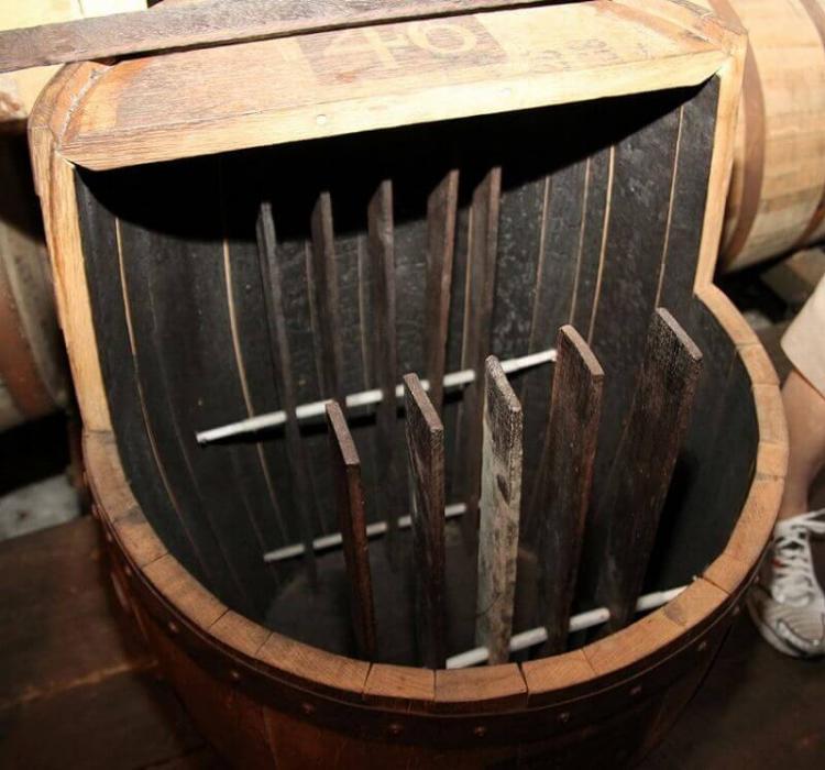 フレンチオークの板が入っている『メーカーズマーク46』用の樽