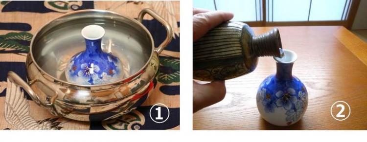湯煎するときは鍋を火からおろしてから徳利を漬ける①。電子レンジで加熱したら別の徳利に移し替えて温度ムラをなくす②