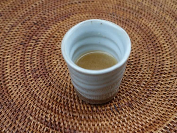 私の好みは酒3に汁1くらい。逆に酒1汁3くらいで、ほんとうに吸い物感覚で飲むのがおいしいという人も