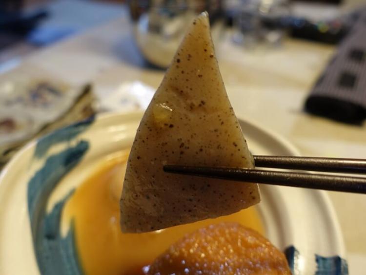 こんにゃくも出汁が沁みて上々の味わい。食感もしっかり