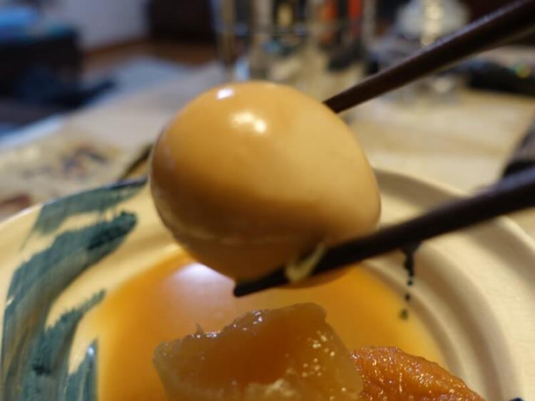 卵は食感もよく、味もおいしくレトルトおでんは侮れない(ピンボケでごめんなさい)