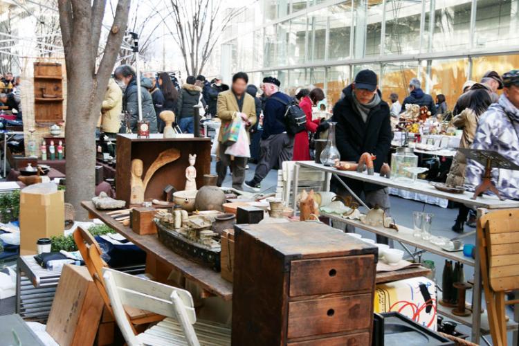 大江戸骨董市は早朝からにぎわう