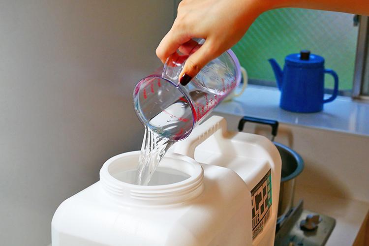 まず、キットの発酵容器をよく洗ってアルコールで消毒したあと、水を19リットル量って入れます