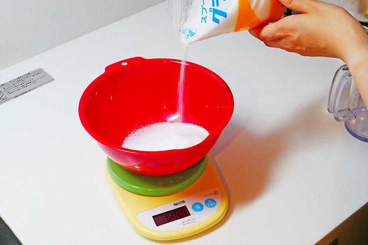 砂糖を量ります