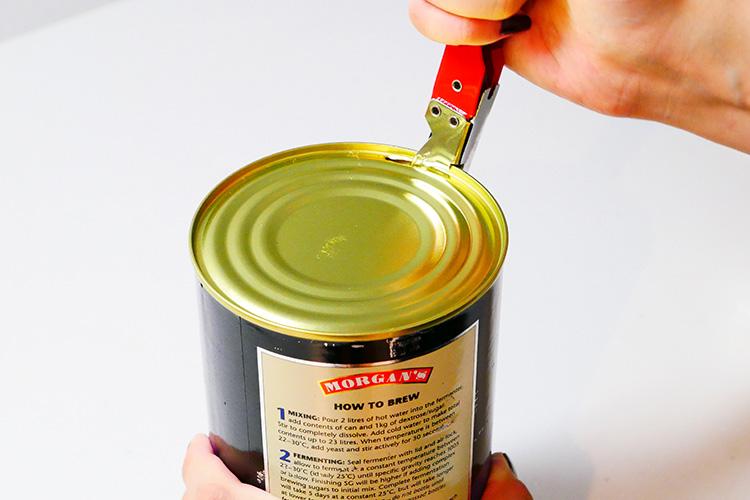 モルト缶を開けます