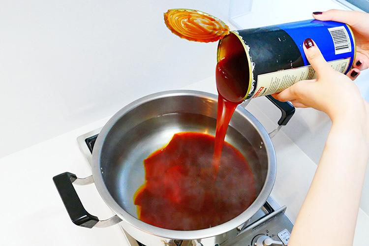 お湯が沸いたら火を止めて、モルト缶の中味を鍋に投入します