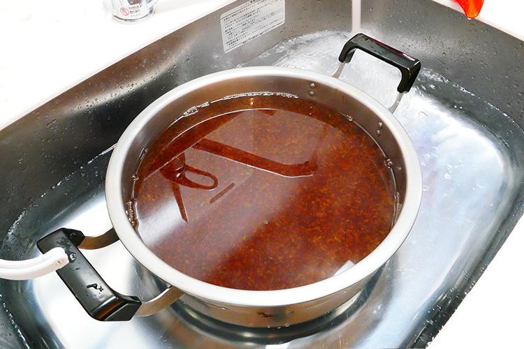 流しに栓をして、流水で鍋を冷やします。