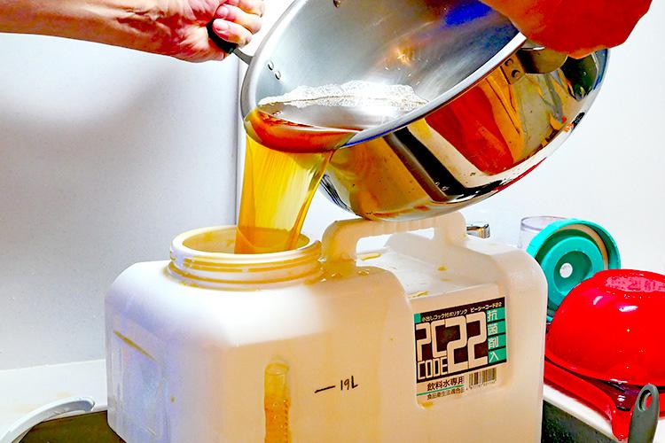 冷めたところで鍋の中味を発酵容器に移します。