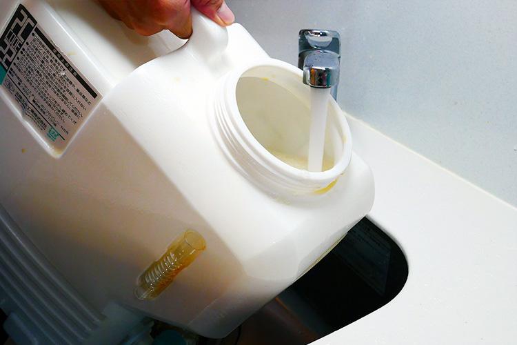 さっき印をつけたところまで水を足します。