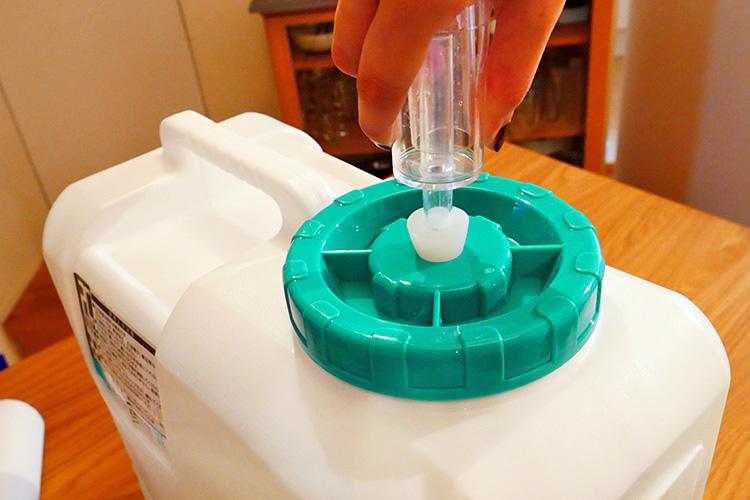 「エアーロック」をしっかり差し込んで、中に少し水を入れます。