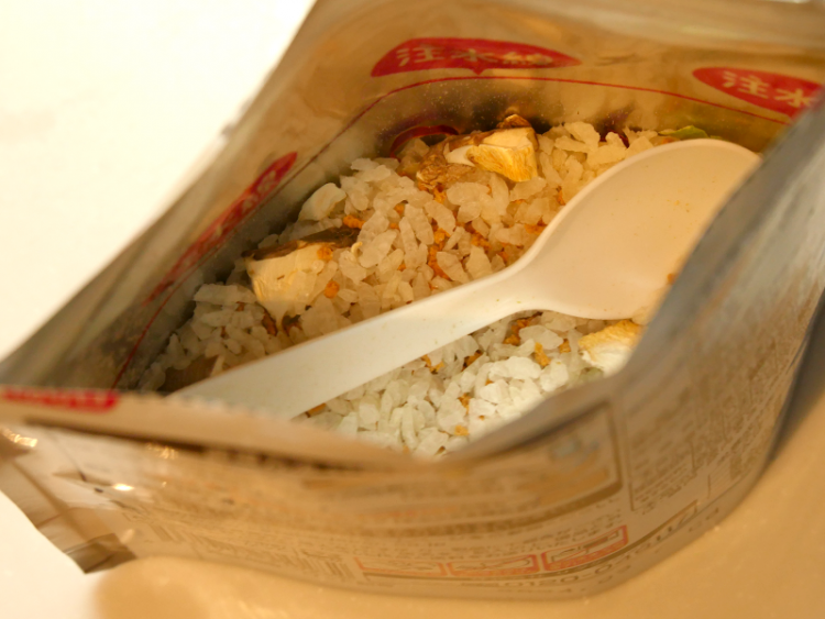 サタケ マジックライス 雑炊 チゲ風味のお湯を入れる前