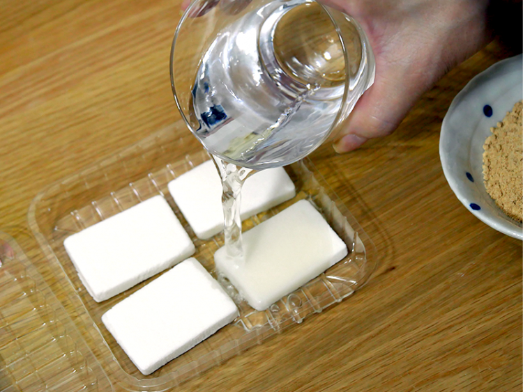 乾燥した餅に水を注ぐ