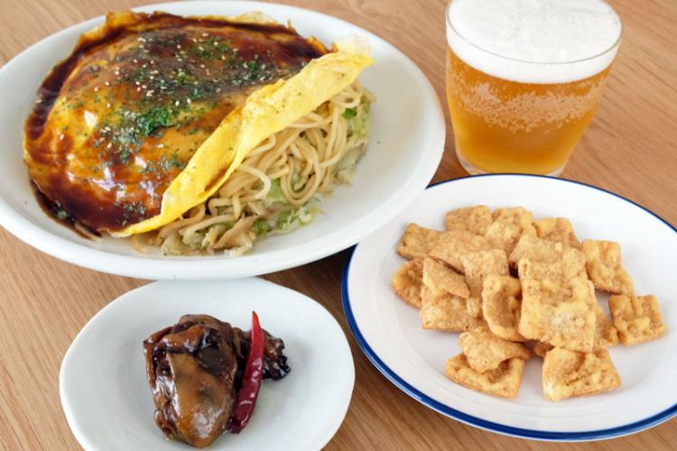 手前右・イカ天れもん味、手前左・牡蠣屋のオイル漬け、奥・麗ちゃん広島カープお好み焼き