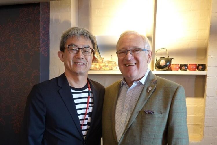 すべてのカリキュラムをコーディネートしてくれた酒文化研究所の山田聡昭さん（左）。日本酒に限らずお酒のことは何でもご存じです。これはロンドンにジンの名門「ビーフィーター」を訪ねた時のお写真で、隣はマスターディスティラーのデズモンド・ペインさんだそう。 たいへんお世話になりました