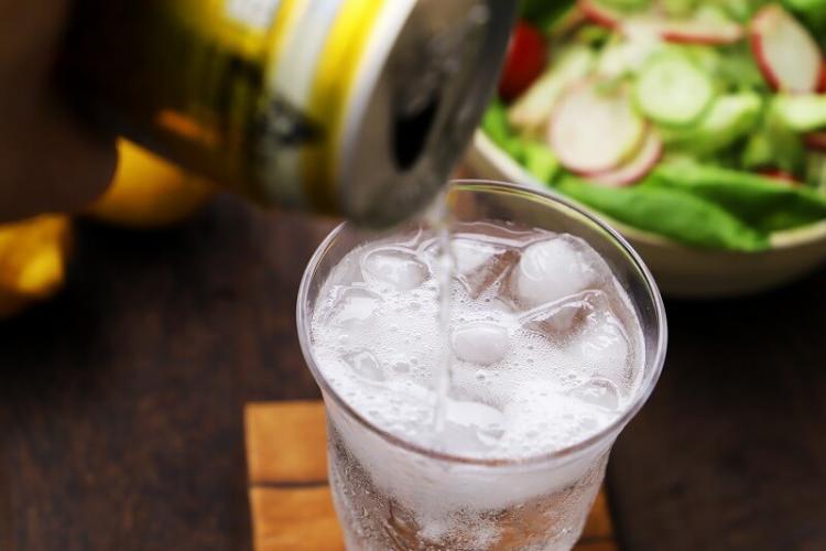 缶チューハイをグラスに氷を入れて飲む