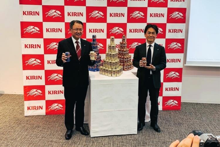 キリンビールの堀口英樹社長（左）と山形光晴常務（右）