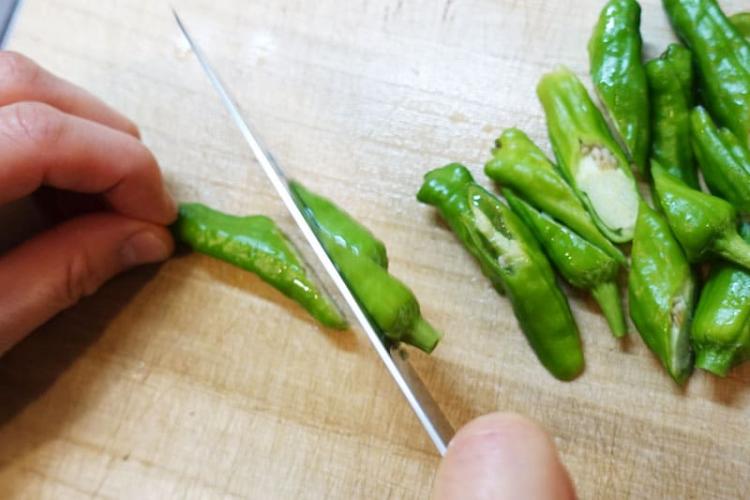 ししとうを切る