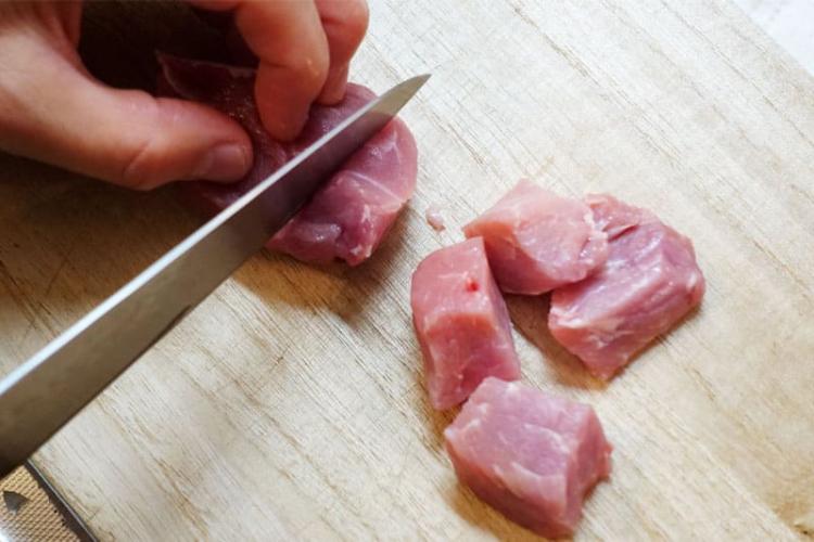豚肉を切る