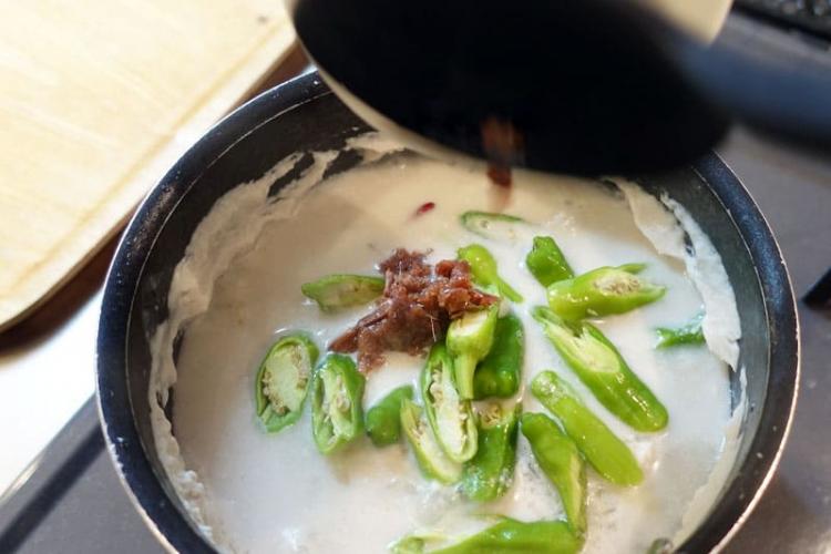 ししとう、青唐辛子、鷹の爪、アンチョビを入れる