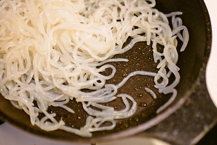 しらたきを炒る